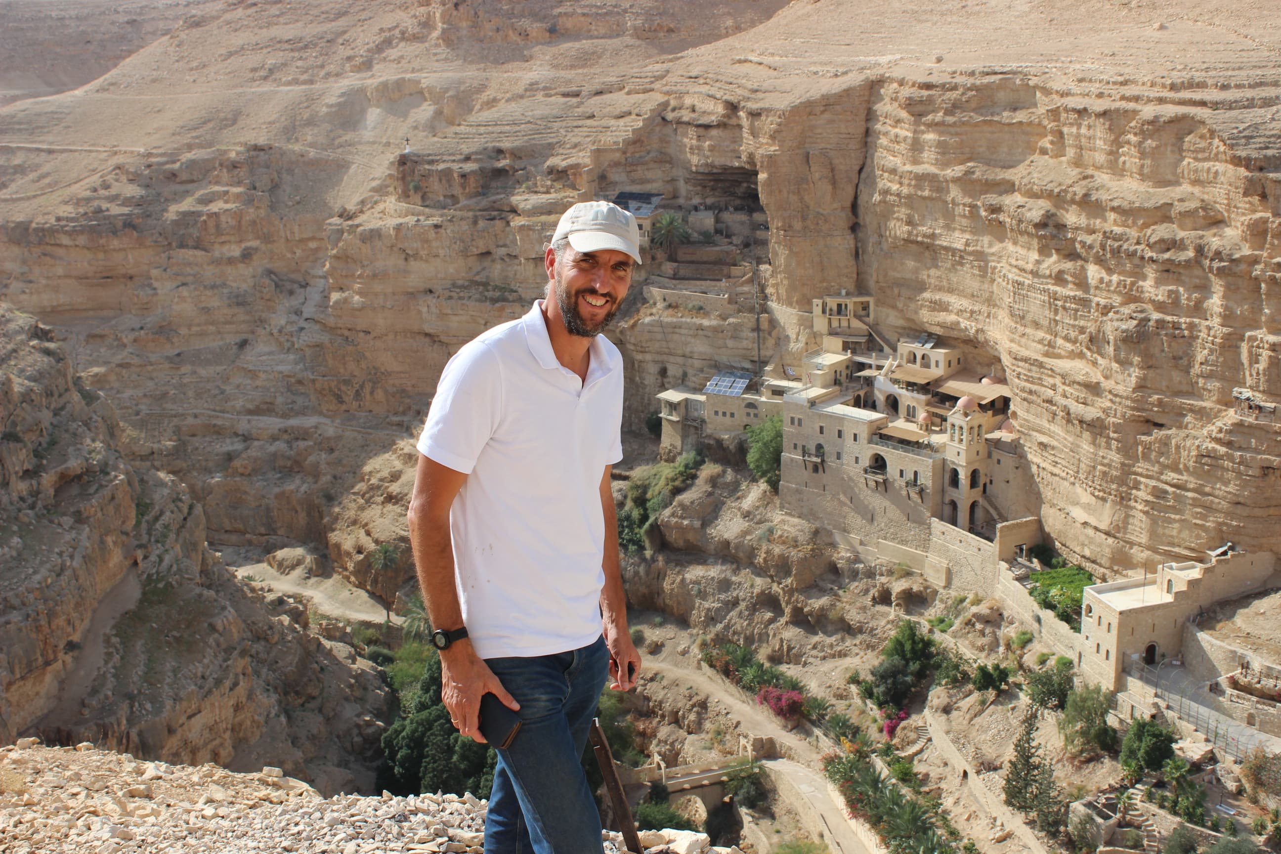 Andrés Serrano en el monasterio de San Jorge, desierto de Judea