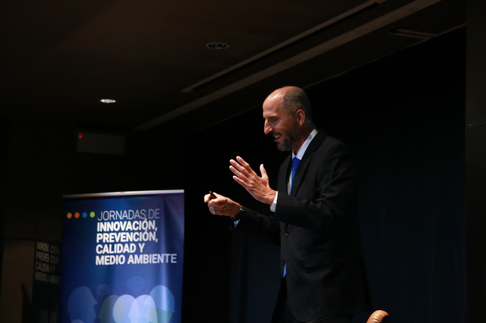 Andrés Serrano presentando en el auditorio de Grupo Dragados